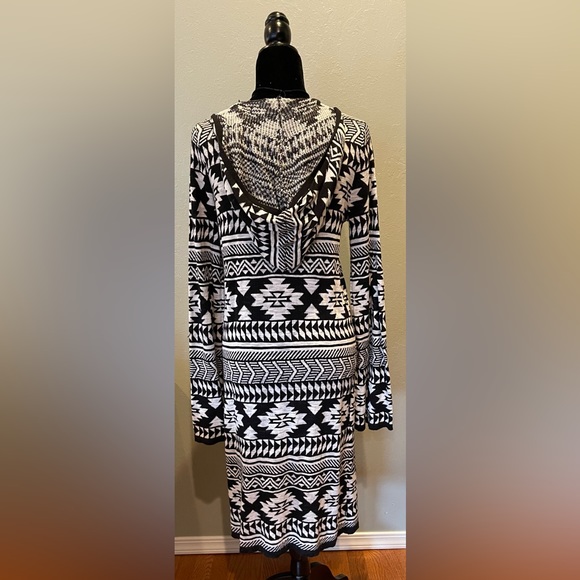 Forever 21 open cardigan sweater, size medium, black, and white Aztec print - Picture 2 of 5